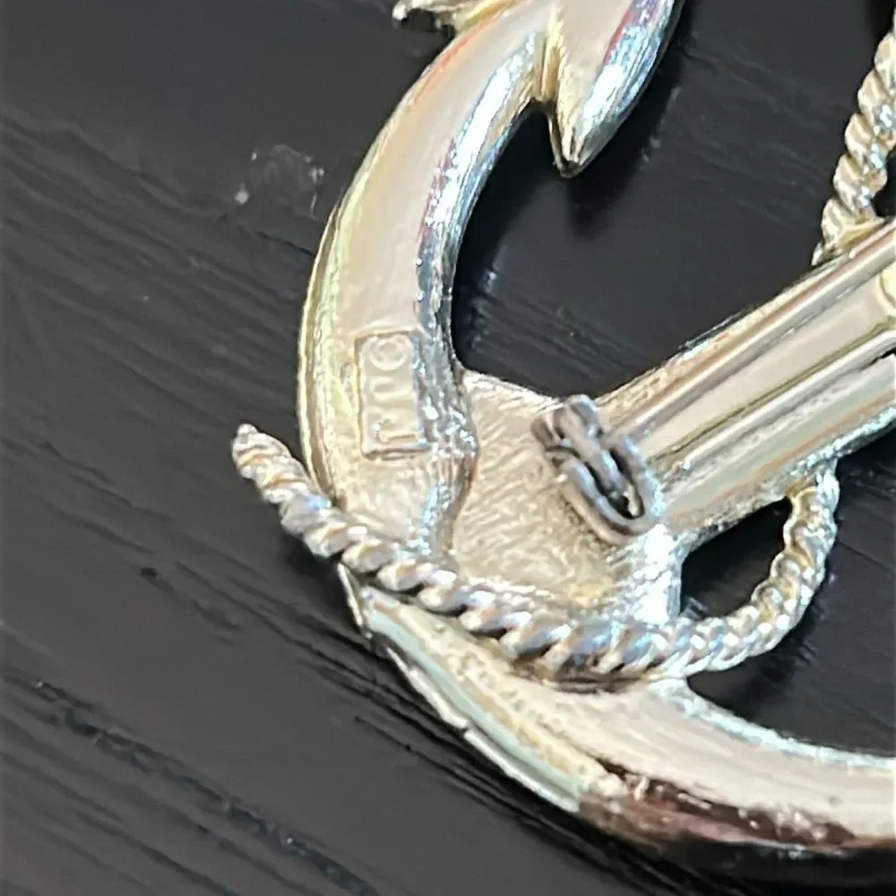 Vintage anchor brooch / pin in very good condition. Signed JJ (Jonette Jewlery)